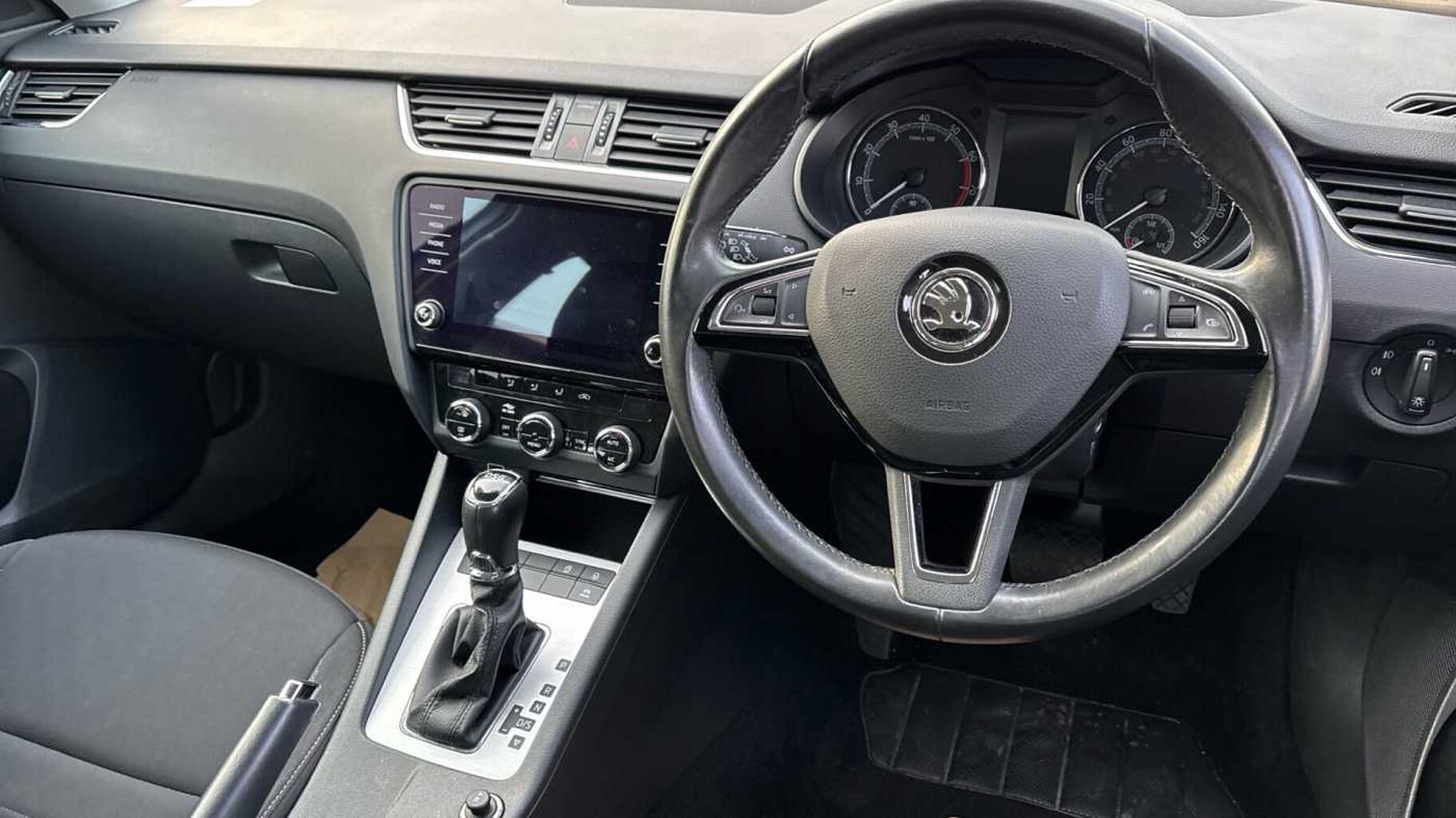 SKODA Octavia Estate (2017) 1.4 TSI (150PS) SE DSG